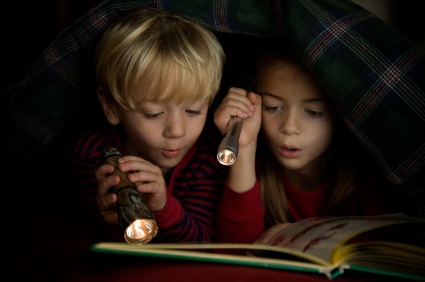 Kids-reading-by-flashlight