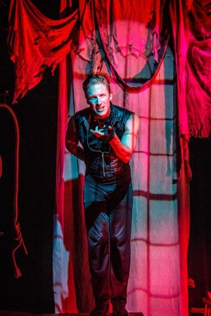 coterie-dracula-production-photo-04-web-600x900